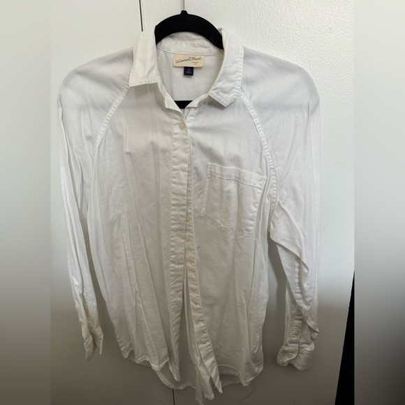 White long sleeve button down. Never worn. Size xs. Universal threads. - Picture 1 of 3